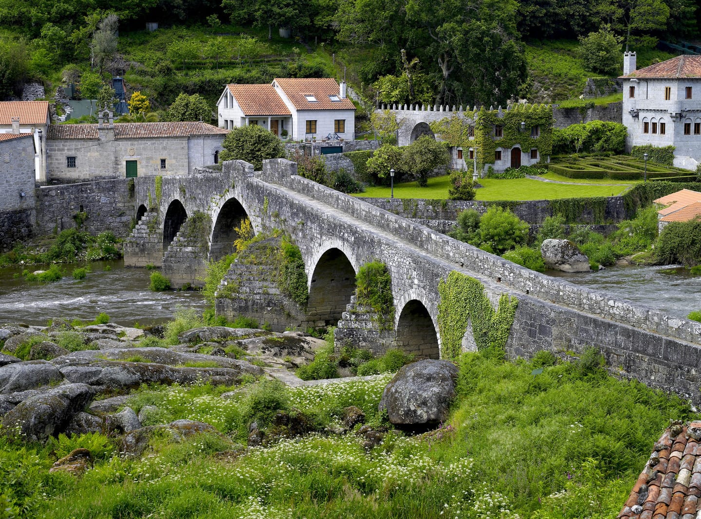 Ponte Maceira medieval stone bridge in better weather